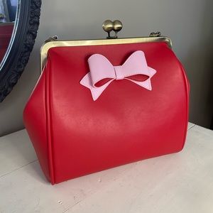 Vintage pin-up look handbag